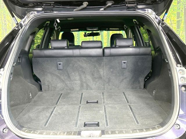 積み下ろしのしやすいデッキにはたっぷりと荷物を積み込んでいただけます。遊びから仕事まで、様々なシーンで頼れます♪