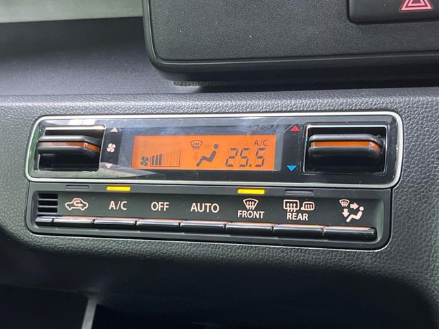 【オートエアコン】一度お好みの温度に設定すれば、車内の温度を検知し風量や温度を自動で調整。暑い…寒い…と何度もスイッチ操作をする必要はありません。快適な車内空間には必須の機能ですね♪