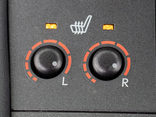 ★快適シートヒーターを装備しています!高級車ならではの装備です!シートが暖まる機能!寒い冬も快適にご乗車頂けますよ!!