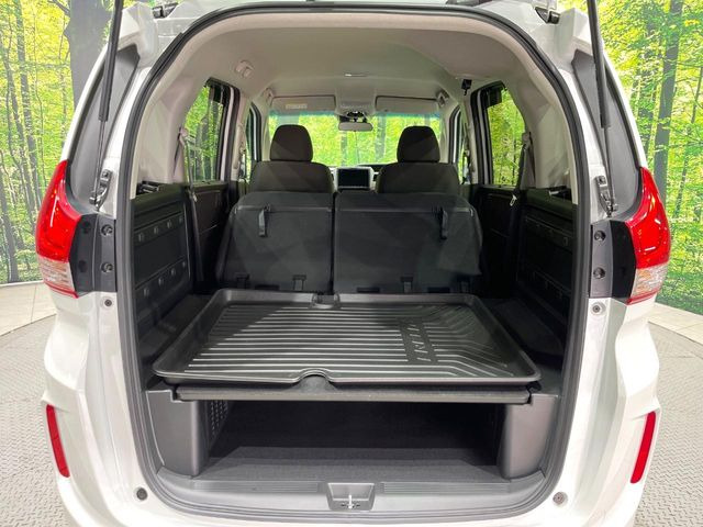 ���i�̂���������ʋ΁A���}���ɏ\���ȉ׎��X�y�[�X���m�ۂ��Ă���܂��B�Z�J���h�V�[�g��|���ƁA�傫�ȉו��̐ύڂ��\�ł���