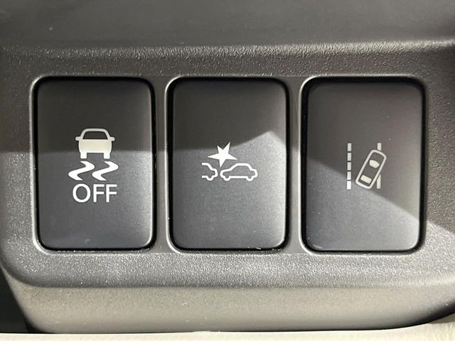 【エマージェンシーブレーキ】走行中に前方の車両等を認識し、衝突しそうな時は警報とブレーキで衝突回避と被害軽減をアシスト。より安全にドライブをお楽しみいただけます。