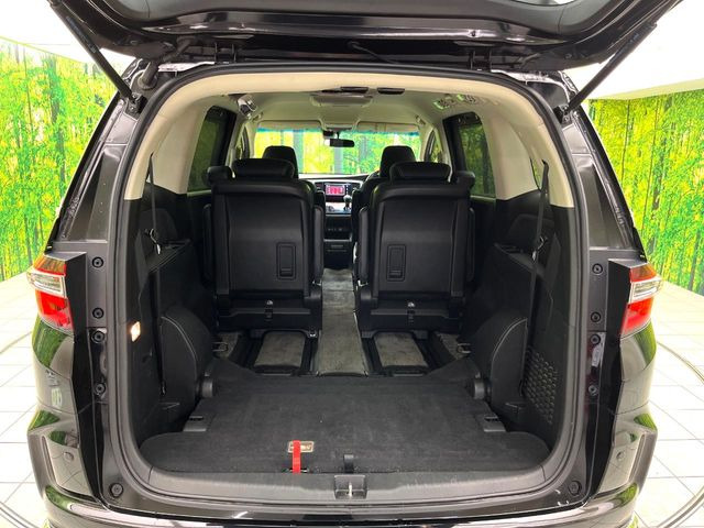 二列目シートは前後スライドが可能です。後ろに下げれば足元が広くゆったり座れ、前に詰めれば大きなラゲッジスペースが確保できます。シーンに応じて使い分けできるからとっても便利です♪