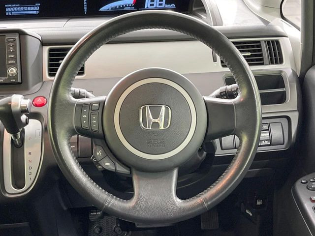 �y�����v�����X�e�A�����O�z�㎿�Ȋv���g�p���邱�ƂŁA��ɂ����������݂ƂĂ��^�]���₷���n���h���ł���