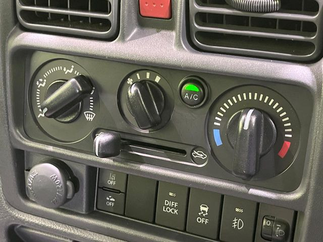 寒い冬も暑い夏も全席に快適な空調を届けてくれる、ダイヤル式エアコンを装備♪