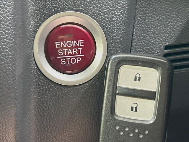 �yHonda�X�}�[�g�L�[�z�J�o����|�P�b�g�ɓ��ꂽ�܂܂ł��h�A�̎{���E�������\�ȃX�}�[�g�L�[�𑕔��B�G���W���̃I���E�I�t�����J�M�����o���K�v����������Ƃ��Ă��֗��ł���