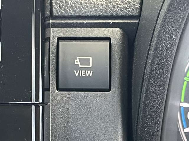 バックギアを入れなくてもこのボタンで周囲の状況をモニターで確認できます!