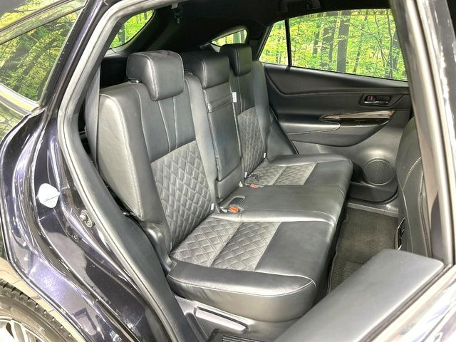 後部座席も気になるようなキズ・汚れやへたり等、大きなダメージはなく、良好な状態です。