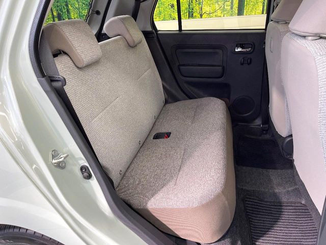 後部座席も気になるようなキズ・汚れやへたり等、大きなダメージはなく、良好な状態です。