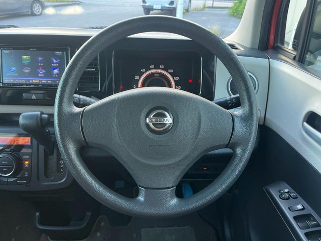 �C���e���A�ɍ��킹���f�U�C���̃X�e�A�����O�́A�^�]�������̂��Ƃ��l���A�^�]���₷���`��A�傫���ł��B�����x�A���ۂɐG���Ă��m���߂��������B