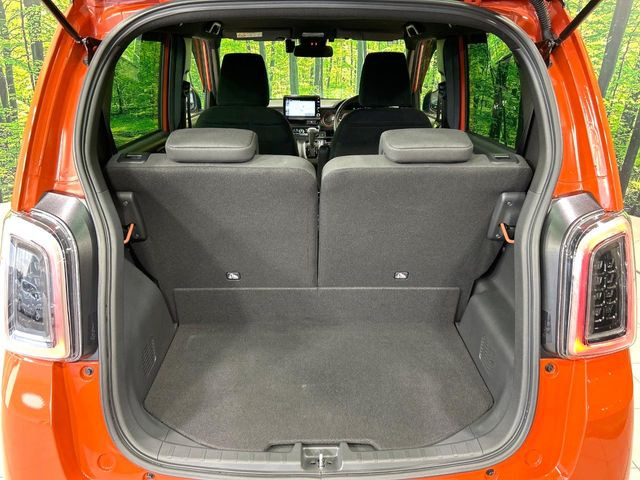 ���i�̂���������ʋ΁A���}���ɏ\���ȉ׎��X�y�[�X���m�ۂ��Ă���܂��B�Z�J���h�V�[�g��|���ƁA�傫�ȉו��̐ύڂ��\�ł���