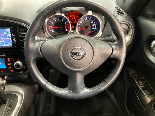 �C���e���A�ɍ��킹���f�U�C���̃X�e�A�����O�́A�^�]�������̂��Ƃ��l���A�^�]���₷���`��A�傫���ł��B�����x�A���ۂɐG���Ă��m���߂��������B