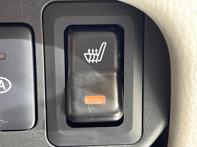 【シートヒーター】寒い日に重宝するシートヒーター!エアコンより早く温まってくれるので寒がりの人も安心ですね♪エアコンの温風は乾燥するから苦手、という方にもをおすすめです。