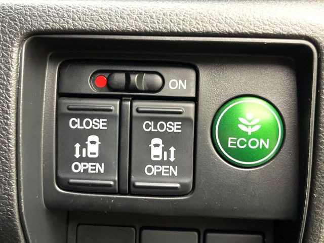 【両側パワースライドドア】スマートキーや運転席のスイッチで後席両側スライドドアの開閉が可能♪電動だから力を入れてドアを開ける必要が無く、小さなお子様でも簡単に開け閉めでき快適です♪