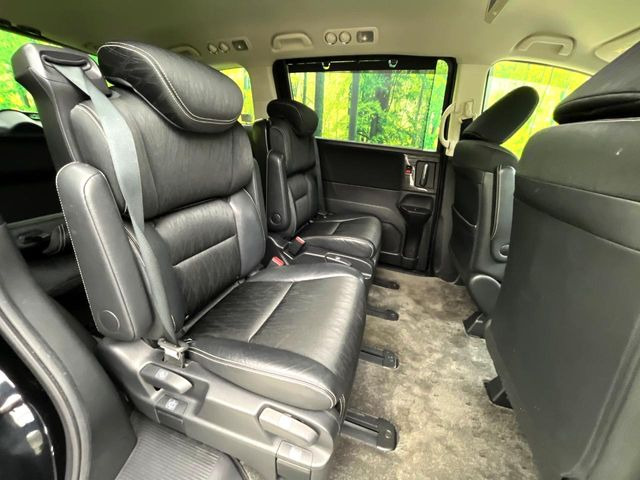 二列目中央はウォークスルーとなっております。二列目と三列目の移動や乗り降りがとっても楽になるので、乗り降りの際もストレスを感じることはありません♪