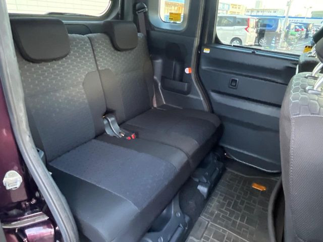 後部座席も気になるようなキズ・汚れやへたり等、大きなダメージはなく、良好な状態です。