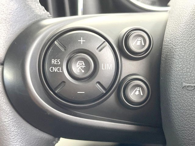 ●アクティブクルーズコントロール:前の車との車間距離を一定にとりつつ、一定速度で自動走行してくれる次世代のクルーズコントロール!主に高速道路や自動車専用道路で使用する便利な機能です!