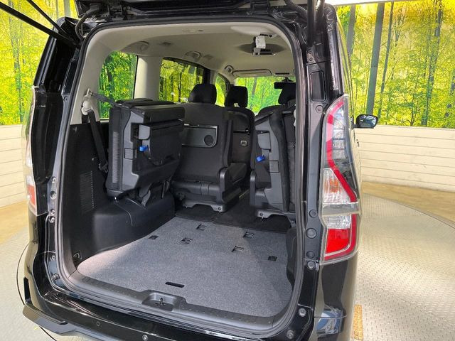 ���i�̂���������ʋ΁A���}���ɏ\���ȉ׎��X�y�[�X���m�ۂ��Ă���܂��B�Z�J���h�V�[�g��|���ƁA�傫�ȉו��̐ύڂ��\�ł���