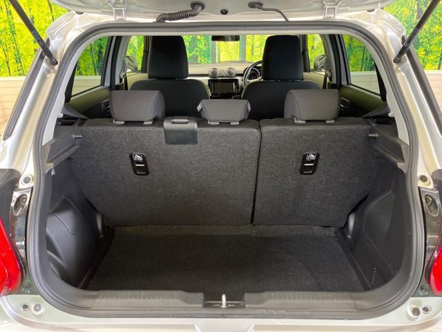 ���i�̂���������ʋ΁A���}���ɏ\���ȉ׎��X�y�[�X���m�ۂ��Ă���܂��B�Z�J���h�V�[�g��|���ƁA�傫�ȉו��̐ύڂ��\�ł���