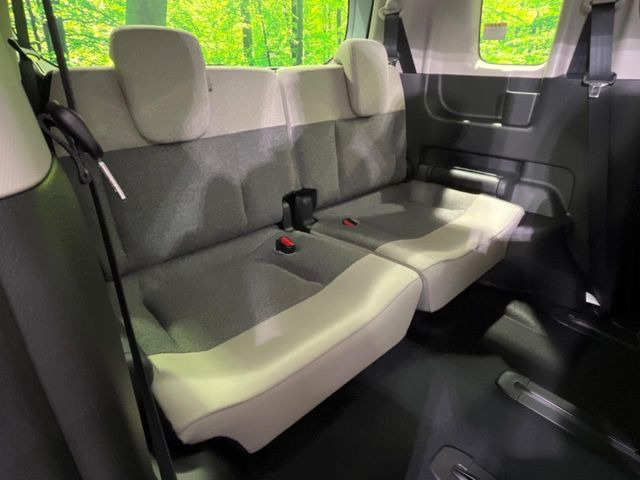3列目シートはもちろん状態良好☆大人でもゆったりと座って頂けますので、大人数でのお出かけもラクラクです♪ご家族で、気の知れた仲間で、ドライブに行くのが楽しみですね♪