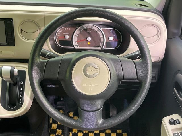 �C���e���A�ɍ��킹���f�U�C���̃X�e�A�����O�́A�^�]�������̂��Ƃ��l���A�^�]���₷���`��A�傫���ł��B�����x�A���ۂɐG���Ă��m���߂��������B