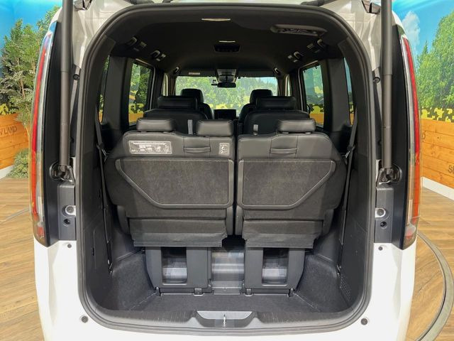 ���i�̂���������ʋ΁A���}���ɏ\���ȉ׎��X�y�[�X���m�ۂ��Ă���܂��B�Z�J���h�V�[�g��|���ƁA�傫�ȉו��̐ύڂ��\�ł���