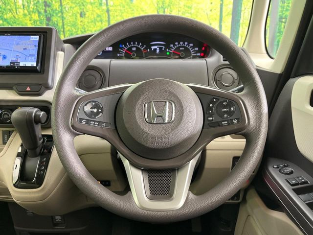 �C���e���A�ɍ��킹���f�U�C���̃X�e�A�����O�́A�^�]�������̂��Ƃ��l���A�^�]���₷���`��A�傫���ł��B�����x�A���ۂɐG���Ă��m���߂��������B