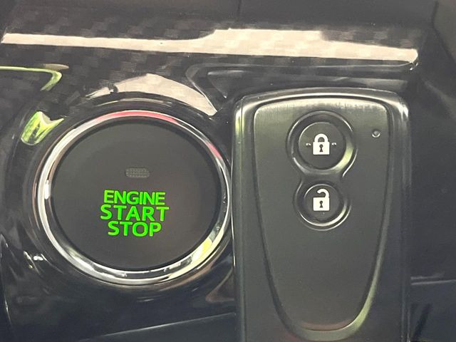 【キーフリーシステム】カバンやポケットに入れたままでもドアの施錠・解錠が可能なスマートキーを装備。エンジンのオン・オフ時もカギを取り出す必要が無いからとっても便利です♪