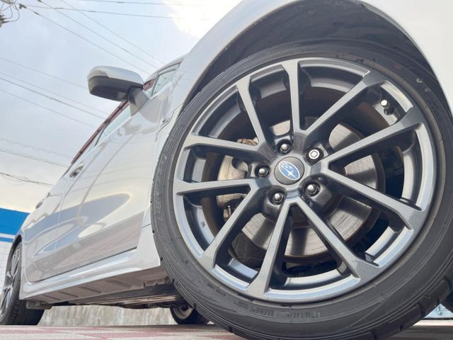 �y����18�C���`�A���~�z�C�[���z�O�ςɃ}�b�`���������A���~�z�C�[���𑕒����Ă���܂��B�e��ЊO�A���~�z�C�[����A�X�^�b�h���X�^�C�����戵�����Ă���܂��B���񂲑��k����������