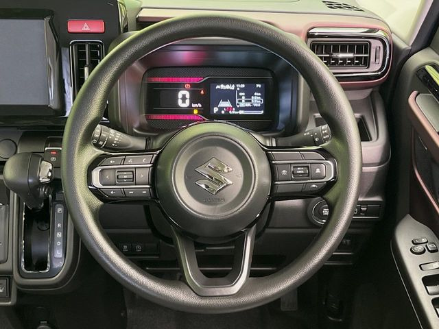 インテリアに合わせたデザインのステアリングは、運転される方のことも考え、運転しやすい形状、大きさです。是非一度、実際に触ってお確かめください。