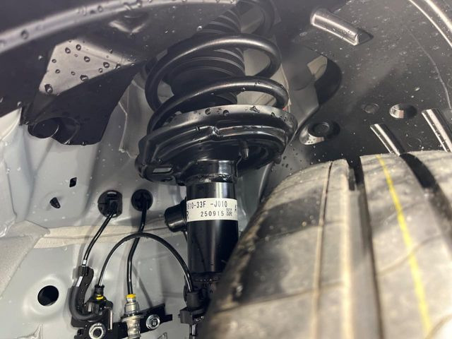 お車を安心してお乗りいただく為には、足回りの定期点検が欠かせません。サービスサポート(有償保証)では無料点検もご提供しており、安心のカーライフをお過ごしいただけるサポート体制が整っています。