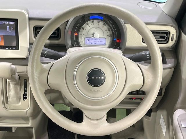 インテリアに合わせたデザインのステアリングは、運転される方のことも考え、運転しやすい形状、大きさです。是非一度、実際に触ってお確かめください。