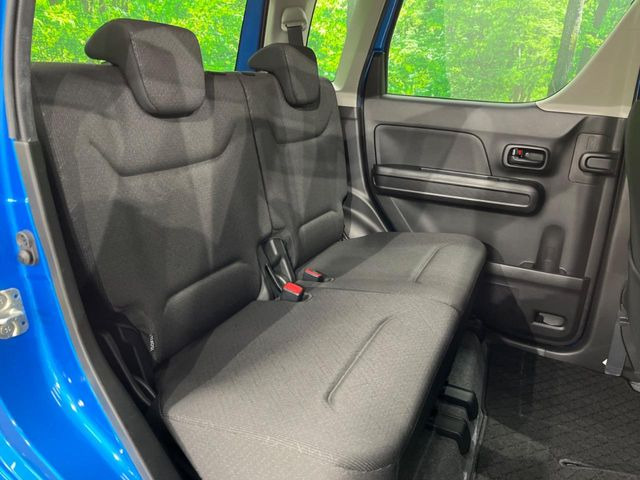 後部座席も気になるようなキズ・汚れやへたり等、大きなダメージはなく、良好な状態です。