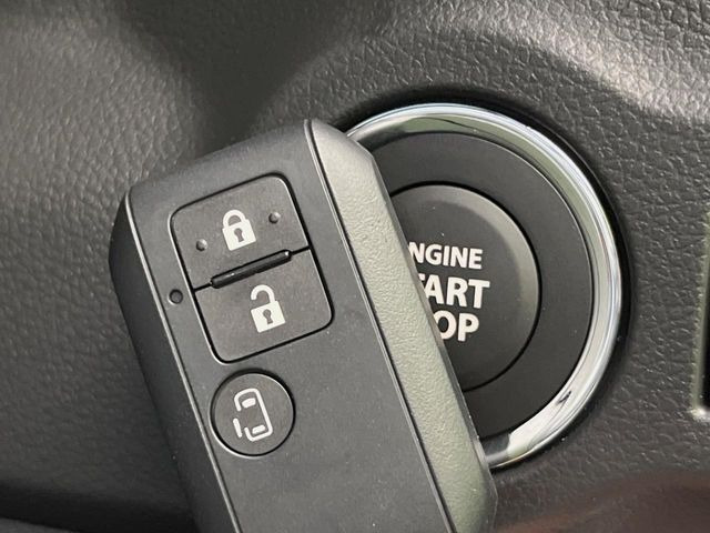 【キーレススタートシステム】カバンやポケットに入れたままでもドアの施錠・解錠が可能なスマートキーを装備。エンジンのオン・オフ時もカギを取り出す必要が無いからとっても便利です♪