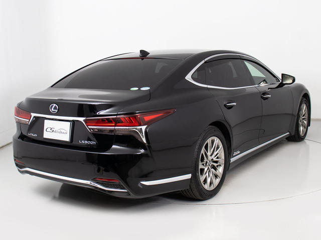 個性的なリアビューで御座います。精悍な佇まいは高級車ならではです。