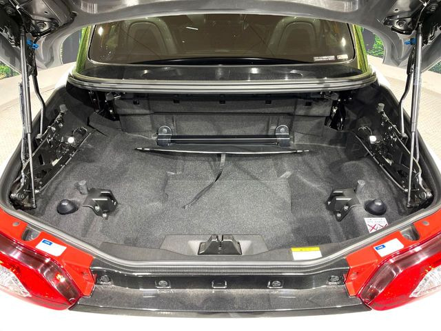 積み下ろしのしやすいデッキにはたっぷりと荷物を積み込んでいただけます。遊びから仕事まで、様々なシーンで頼れます♪