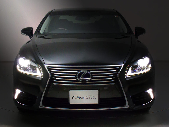 フロントビューの存在感をご覧ください!!ヘッドライトは視界良好のライト、さらにフォグライト搭載。デザイン性も高いのが特権です。