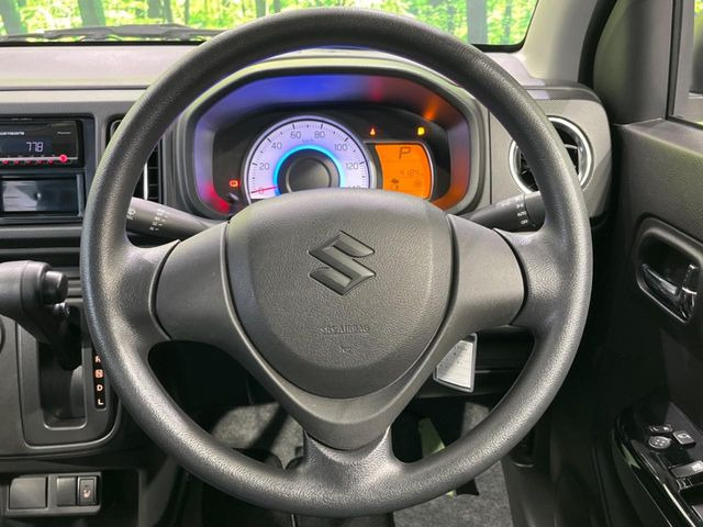 �C���e���A�ɍ��킹���f�U�C���̃X�e�A�����O�́A�^�]�������̂��Ƃ��l���A�^�]���₷���`��A�傫���ł��B�����x�A���ۂɐG���Ă��m���߂��������B