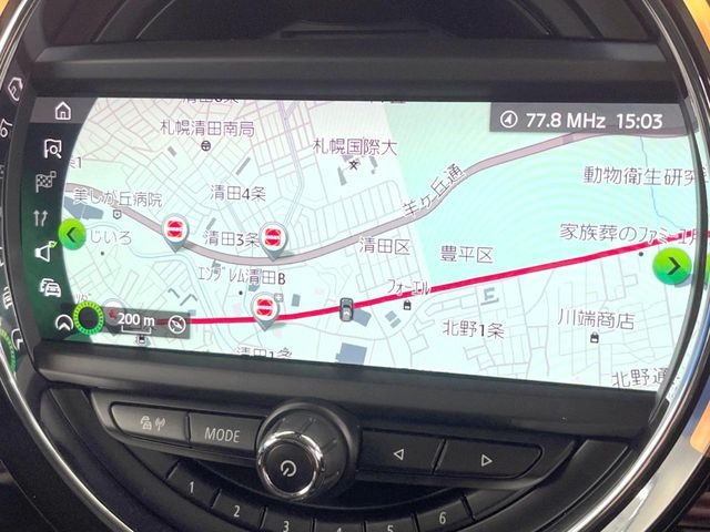 ●純正ナビ:一体感のあるナビは、高級感ある車内を演出してくれます。オーディオ機能も充実しておりますので、運転もより楽しめます♪