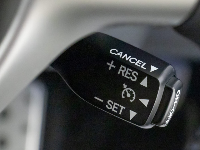 高級車の代名詞【オートクルーズコントロール】搭載。アクセル踏まずのドライブが可能です。追尾機能付きレーダークルーズコントロール車輌の御用意も御座います!!「CSオートディーラー」にて検索を!!