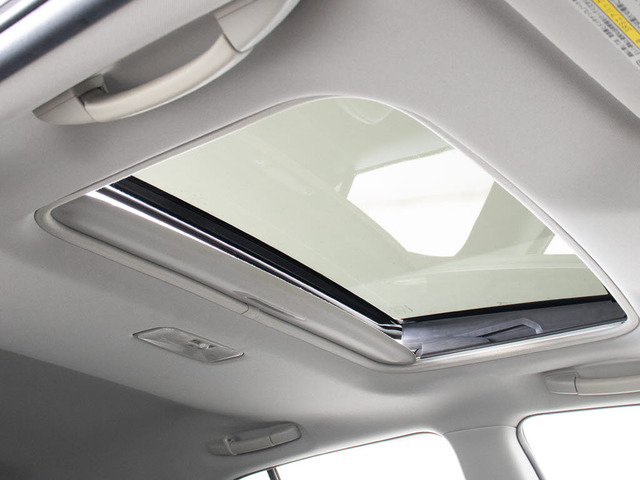 人気装備のサンルーフが付いています!上下チルトに前後スライド機能が付いていますので、様々なドライブシーンで活躍してくれます!!開放感ある車内空間は気持ちがいいですよ!是非体感してみて下さい!