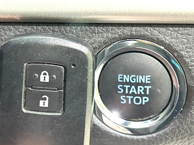 【スマートキー】カバンやポケットに入れたままでもドアの施錠・解錠が可能なスマートキーを装備。エンジンのオン・オフ時もカギを取り出す必要が無いからとっても便利です♪