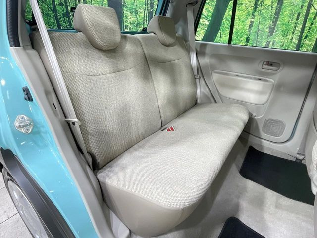 後部座席も気になるようなキズ・汚れやへたり等、大きなダメージはなく、良好な状態です。