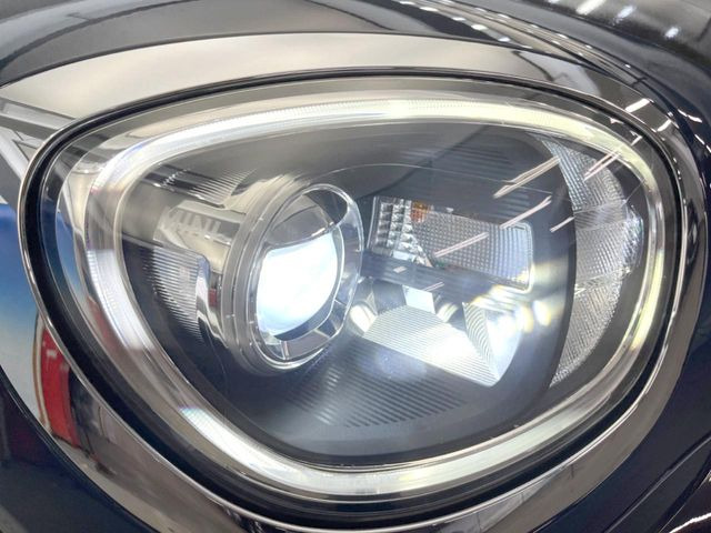 ●LEDヘッドライト:夜間走行時も良好な視界を確保し安心して運転できる高輝度LEDヘッドライトを装備!点灯速度が早く、消費電力も抑えられています。