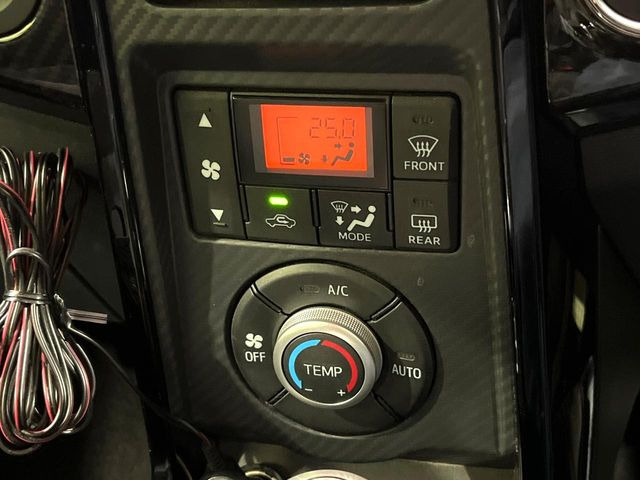 【オートエアコン】一度お好みの温度に設定すれば、車内の温度を検知し風量や温度を自動で調整。暑い…寒い…と何度もスイッチ操作をする必要はありません。快適な車内空間には必須の機能ですね♪