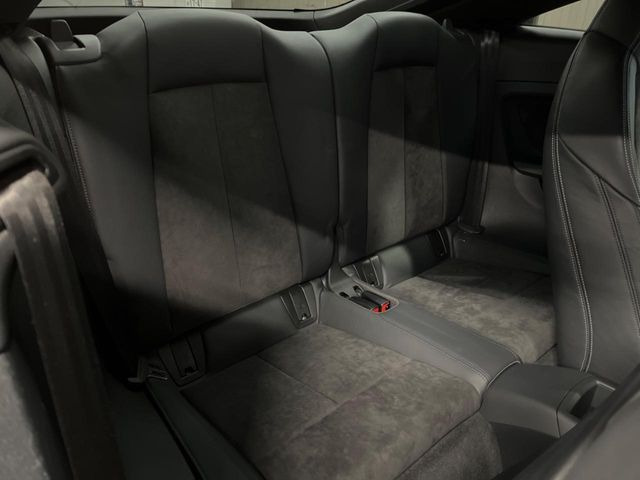 ●後部座席も気になるようなキズ・汚れやへたり等、大きなダメージはなく、良好な状態です。