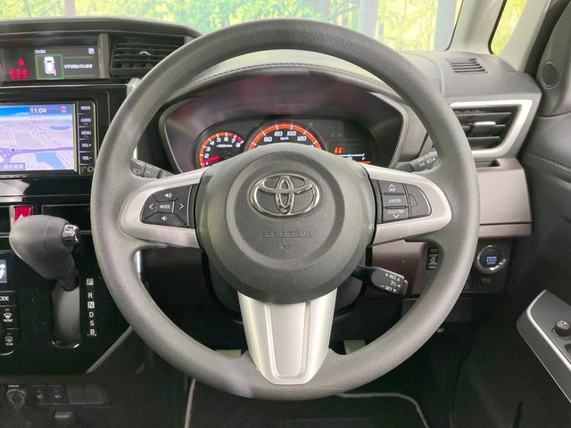 �C���e���A�ɍ��킹���f�U�C���̃X�e�A�����O�́A�^�]�������̂��Ƃ��l���A�^�]���₷���`��A�傫���ł��B�����x�A���ۂɐG���Ă��m���߂��������B