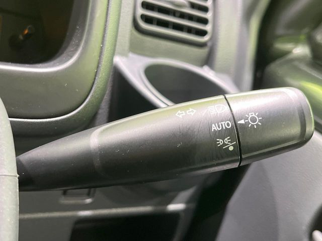 【オートライト】周りの明るさに応じて自動でヘッドライトの点灯・消灯ができる機能です!ライトの付け忘れ・消し忘れなどが無くなり、雨の日や夕方の走行も安心!トンネル通過時も便利ですね♪