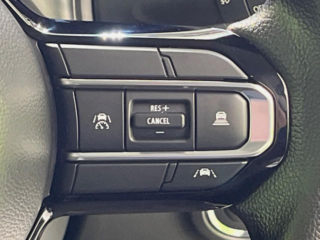 【アダプティブクルーズコントロール】高速道路での長距離走行が楽に!!自動で速度を保つクルーズコントロールが、衝突軽減システムと連携し、前方の車両を感知して車間を保つように速度調節してくれます!!