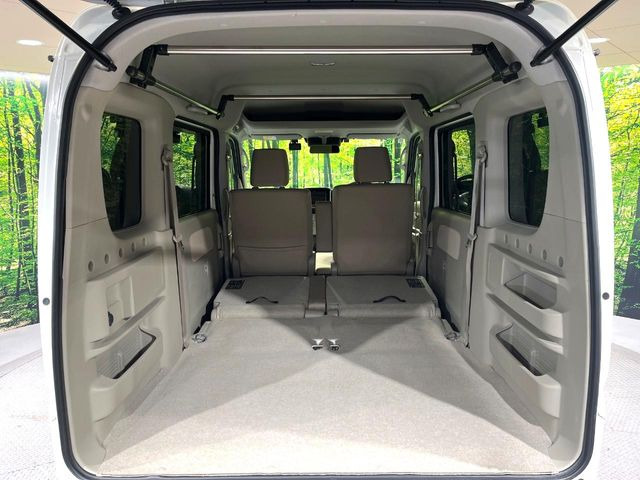 ���i�̂���������ʋ΁A���}���ɏ\���ȉ׎��X�y�[�X���m�ۂ��Ă���܂��B�Z�J���h�V�[�g��|���ƁA�傫�ȉו��̐ύڂ��\�ł���