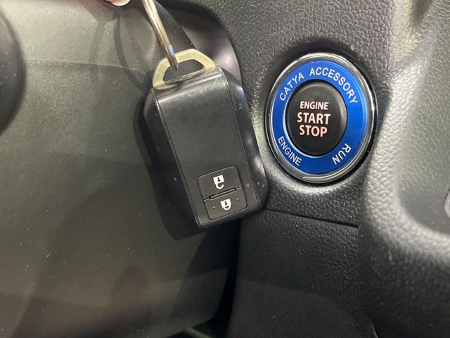 【キーレススタートシステム】カバンやポケットに入れたままでもドアの施錠・解錠が可能なスマートキーを装備。エンジンのオン・オフ時もカギを取り出す必要が無いからとっても便利です♪